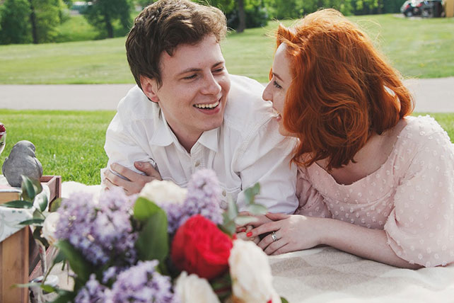 Летняя love story в парке, жених и невеста на пледе