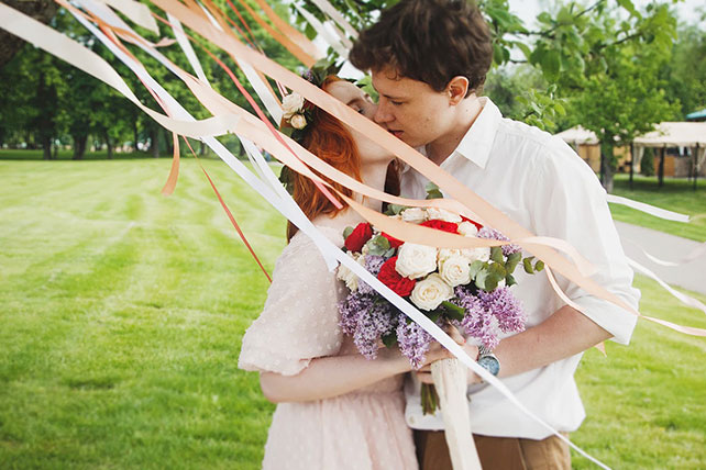 Летняя love story в парке, жених и невеста с лентами