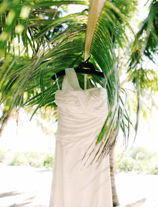 Тренды 2016 года: зеленые листья, пальмы и тропики, платье невесты