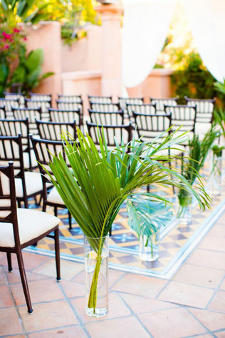 Тренды 2016 года: зеленые листья, пальмы и тропики, ветки пальм на месте церемонии