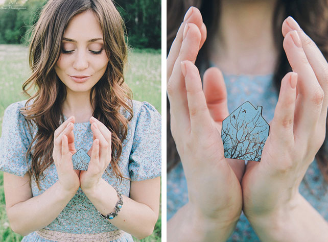 Фотосессия love story на природе, девушка держит бумажный домик в ладонях