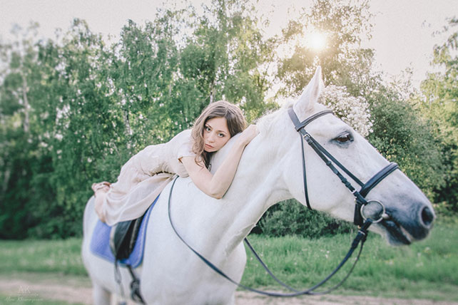 Фотосессия love story на природе, девушка на коне