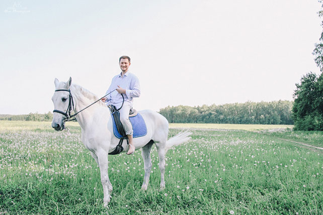 Фотосессия love story на природе, мужчина на белом коне
