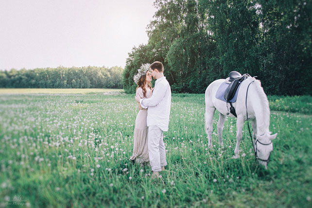 Фотосессия love story на природе, влюбленные около белого коня