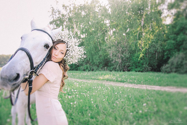Фотосессия love story на природе, девушка с белой лощадью