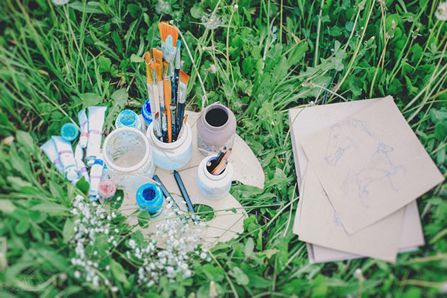 Фотосессия love story на природе, краски, кисти и рисунки на траве