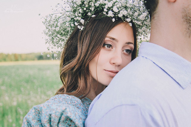 Фотосессия love story на природе, девушка прижимается к плечу мужчины