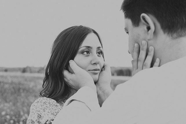 Фотосессия love story на природе, влюбленные смотрят друг на друга