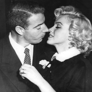 Образ на века: три свадебных платья Мэрилин Монро