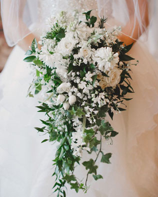 Майские ландыши: букеты для невест и бутоньерки для женихов 