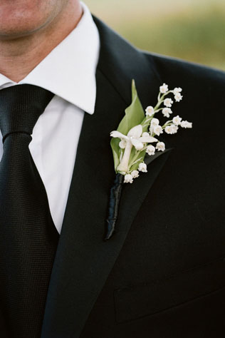 Майские ландыши: букеты для невест и бутоньерки для женихов 