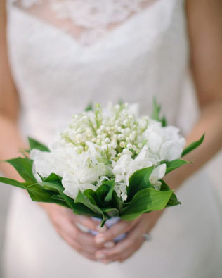 Майские ландыши: букеты для невест и бутоньерки для женихов 