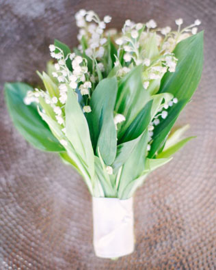 Майские ландыши: букеты для невест и бутоньерки для женихов 