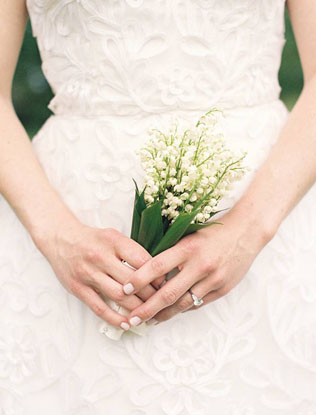 Майские ландыши: букеты для невест и бутоньерки для женихов 