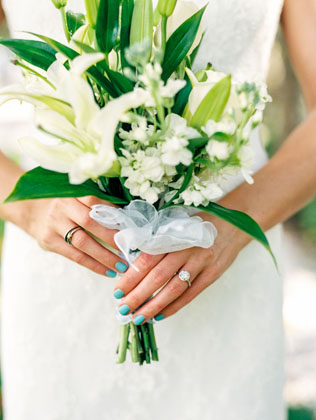 Майские ландыши: букеты для невест и бутоньерки для женихов 