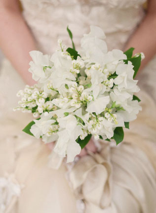 Майские ландыши: букеты для невест и бутоньерки для женихов 