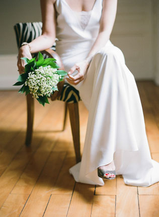 Майские ландыши: букеты для невест и бутоньерки для женихов 