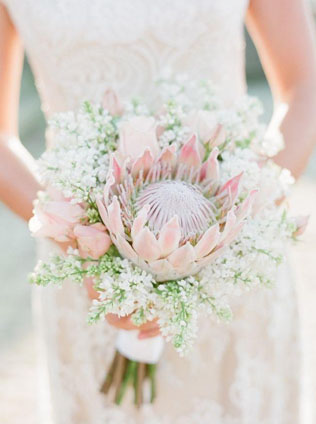 Майские ландыши: букеты для невест и бутоньерки для женихов 