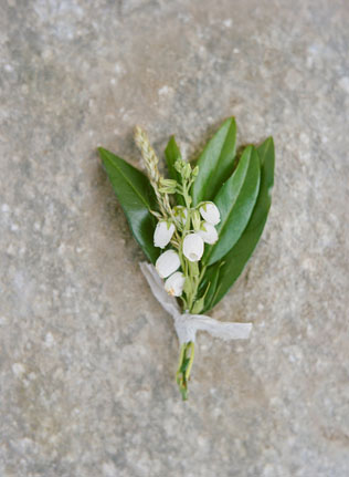 Майские ландыши: букеты для невест и бутоньерки для женихов 