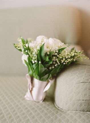 Майские ландыши: букеты для невест и бутоньерки для женихов 