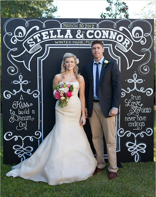 Меловая доска на свадьбе: 74 стильные идеи, жених и невеста у фотозоны 
