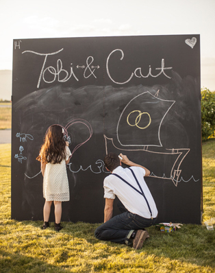 Меловая доска на свадьбе: 74 стильные идеи, жених и невеста у фотозоны 