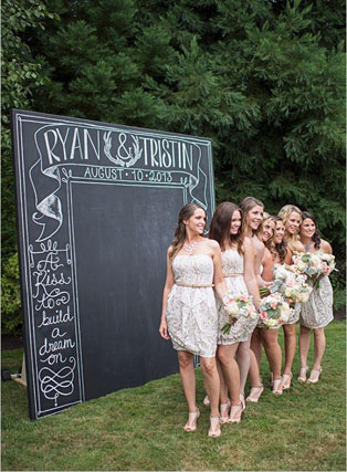 Меловая доска на свадьбе: 74 стильные идеи, невеста с подружками у фотозоны 