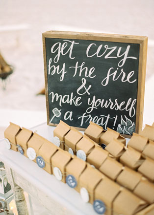 Меловая доска на свадьбе: 74 стильные идеи, стол с бонбоньерками 