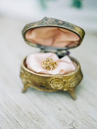 Мерцание золота: 80 идей для свадьбы мечты, кольцо в шкатулке