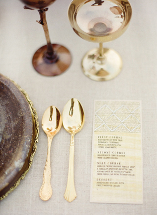 Мерцание золота: 80 идей для свадьбы мечты, сервировка стола