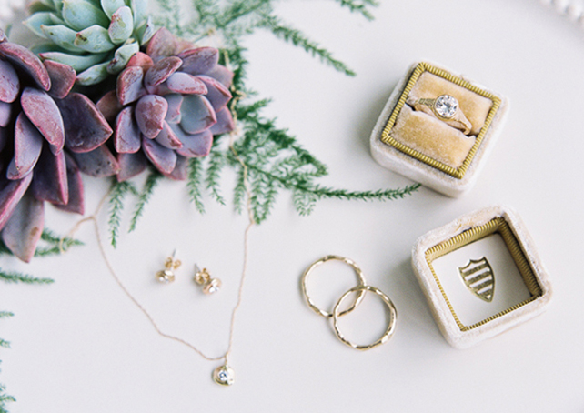 Мерцание золота: 80 идей для свадьбы мечты, кольца и украшения невесты