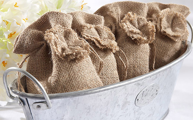 Подарки для гостей из мешковины