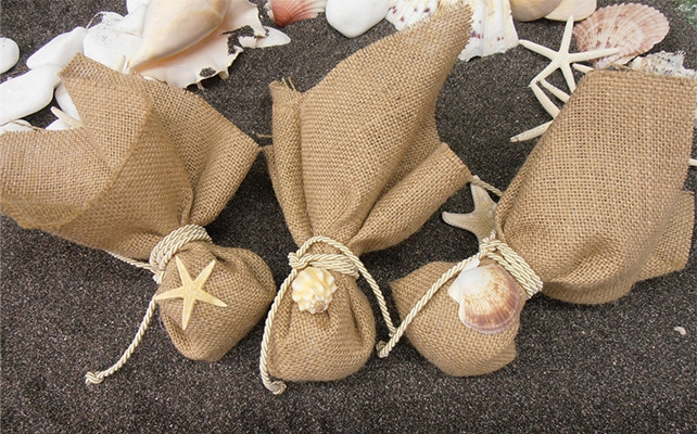 Подарки для гостей из мешковины