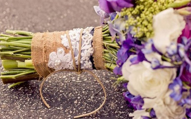 Оформление букета и бутоньерки из мешковины