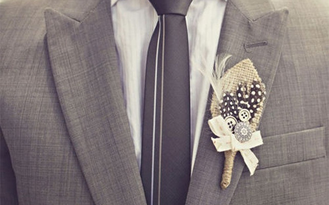 Оформление букета и бутоньерки из мешковины