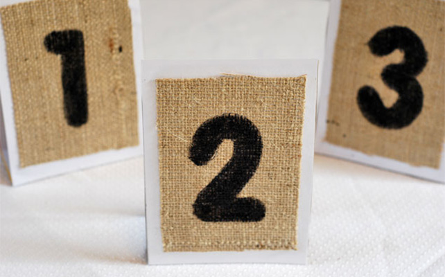 Номер стола из мешковины на свадьбе