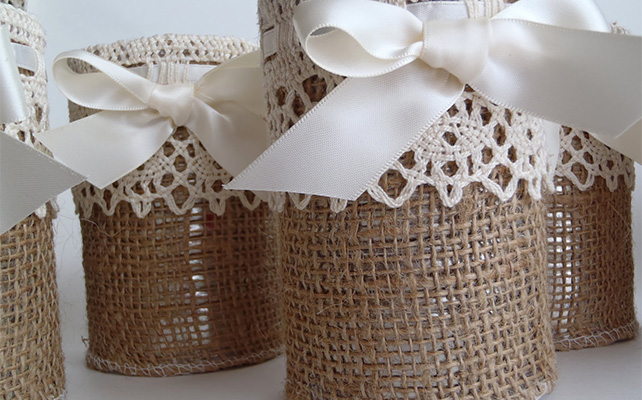 Вазы на столе из мешковины на свадьбе