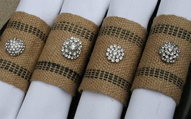 Салфетки для приборов из мешковины на свадьбе