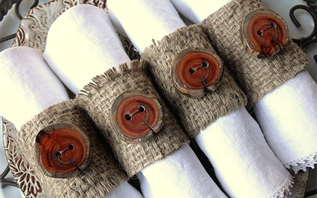 Салфетки для приборов из мешковины на свадьбе