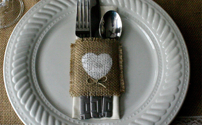 Салфетки для приборов из мешковины на свадьбе