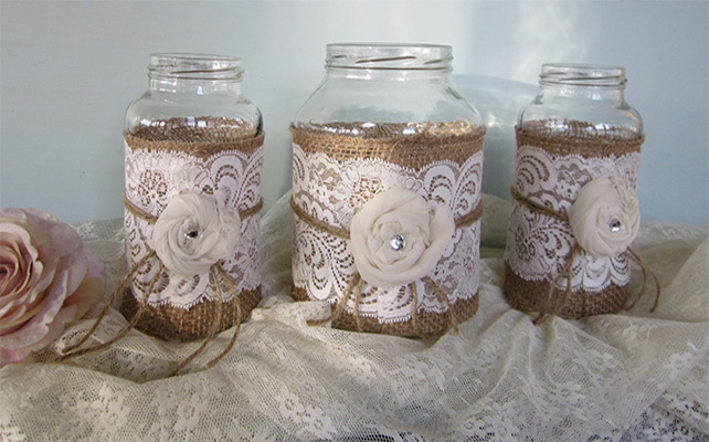 Вазы на столе из мешковины на свадьбе