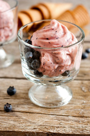 Мороженое с ягодами Tartufo