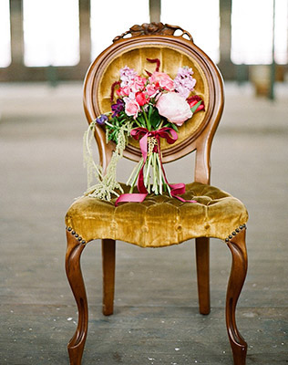 Must have свадебной фотосессии 2015: букет невесты на стуле- The-wedding.ru