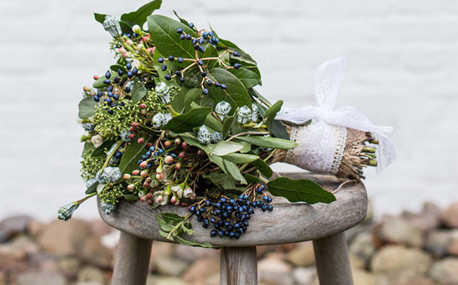 Must have свадебной фотосессии 2015: букет невесты на винтажном кресле - The-wedding.ru