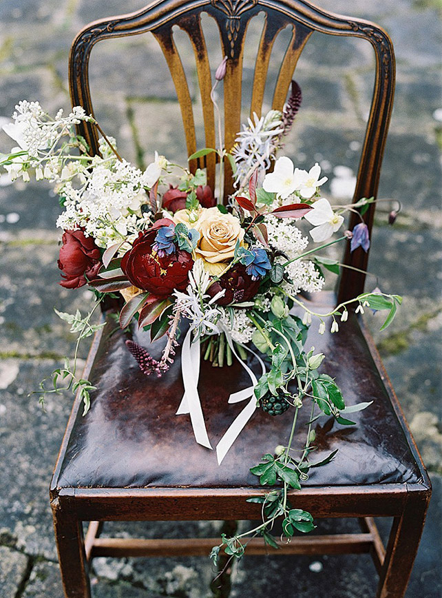 Must have свадебной фотосессии 2015: букет невесты на винтажном кресле - The-wedding.ru