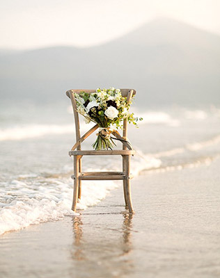 Must have свадебной фотосессии 2015: букет невесты на стуле - The-wedding.ru