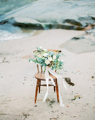 Must have свадебной фотосессии 2015: букет невесты на стуле - The-wedding.ru