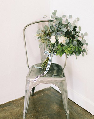 Must have свадебной фотосессии 2015: букет невесты на стуле - The-wedding.ru