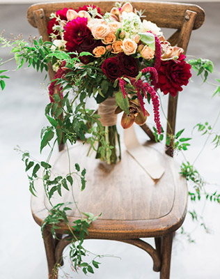 Must have свадебной фотосессии 2015: букет невесты на стуле - The-wedding.ru