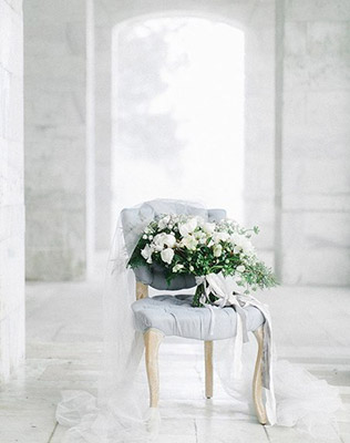 Must have свадебной фотосессии 2015: букет невесты на стуле - The-wedding.ru